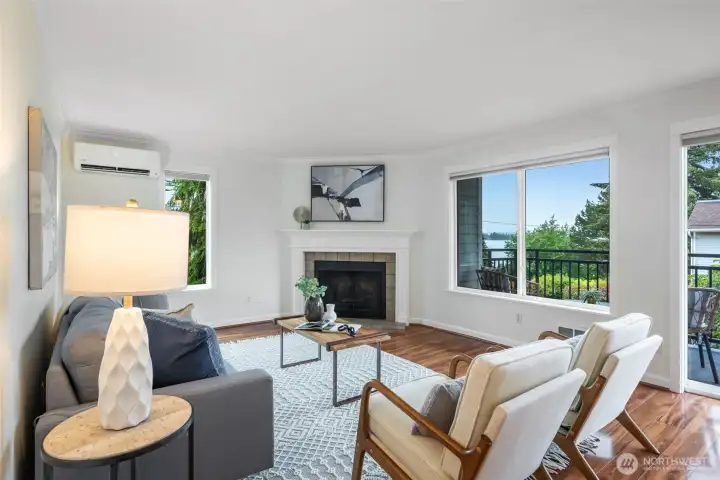 Wake up to gorgeous views of Lake Washington in this bright, open-concept home. With huge windows flooding the space with natural light, it’s the perfect mix of modern style and a relaxed, peaceful vibe—great for unwinding or hosting friends.