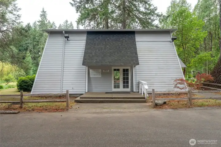 Community amenities add even more opportunities to gather, explore, and enjoy the outdoors.