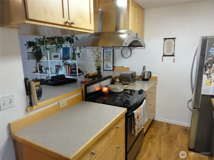 More kitchen with eating bar.