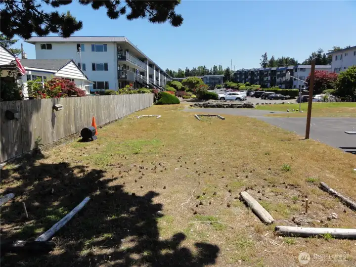 Great outdoor space with BBQs, basketball court, and horseshoe pits