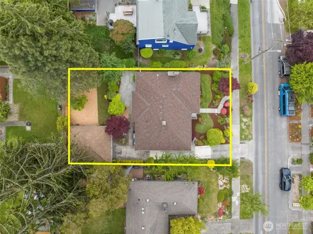 Lines are an approximate drawing by photographer, and not actual property lines. Buyer to verify.