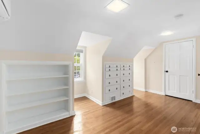 Adorable built in shelves and drawers.