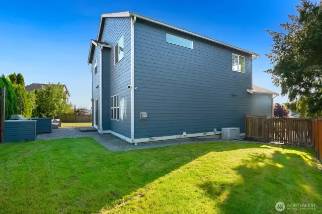 Another angle of the large back yard.  Don't miss the 8K automatic generator for the days when the power goes out.