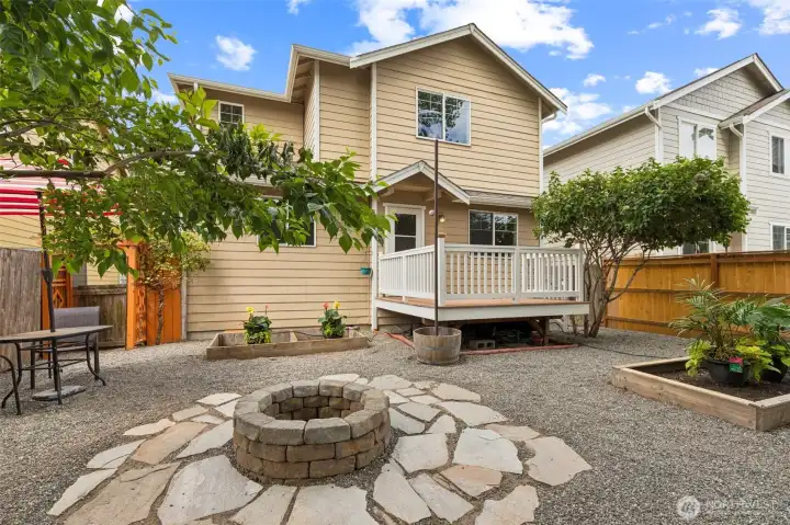 Backyard firepit surrounded by flagstone