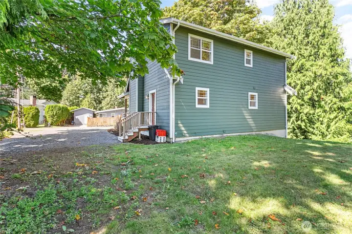 Looking at the other side of the house where the driveway is. You could easily store an RV or boat here!