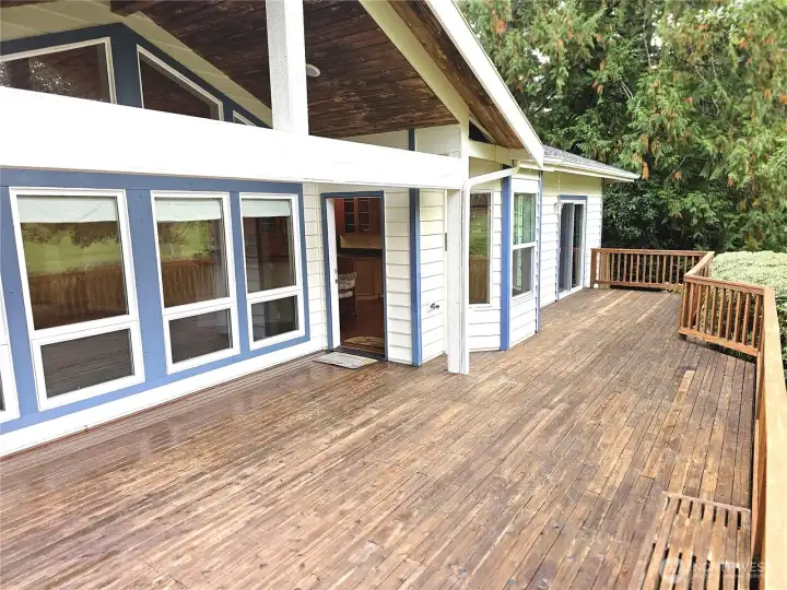 full length back deck overlooks the 17th fairway