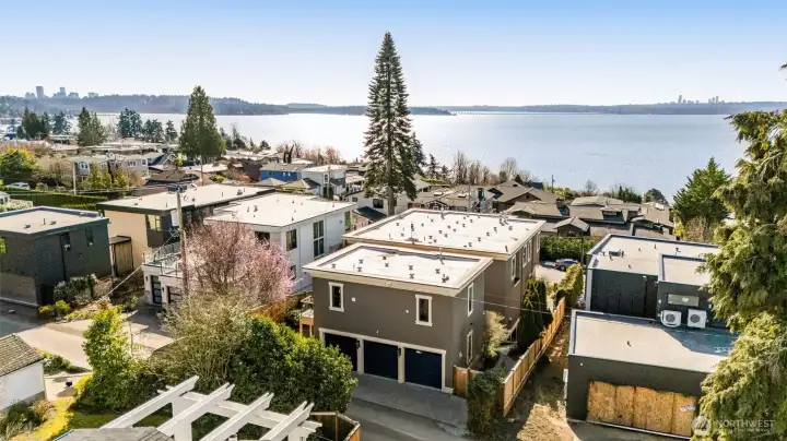 The 1-bedoroom apt. is above the 3-car garage with easy alley access.  Only a few blocks to a selection of neighborhood parks.  Waverly Beach Park with Pickle Ball, Heritage Park and Tennis Courts, Kiwanis Park or the extensive boardwalks at Juanita Bay Park.  Only a few more blocks to downtown Kirkland restaurants, shops, Sur le Table!, yoga, Pilates and more!