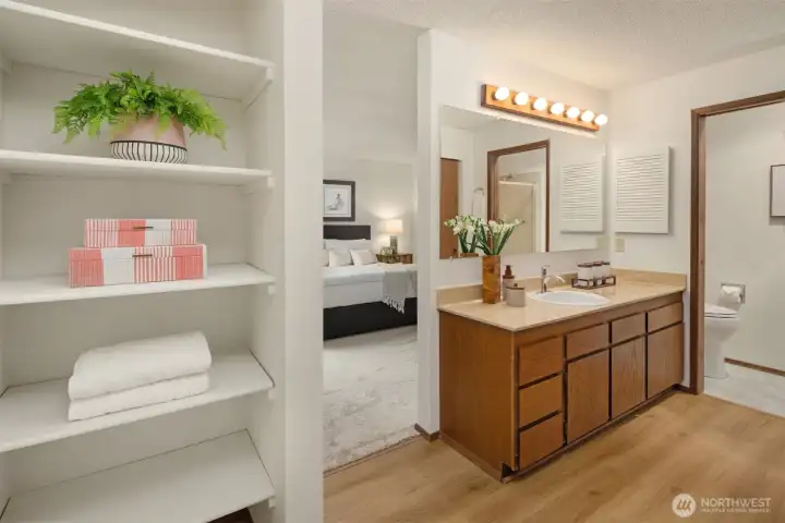 Extra storage in the ensuite primary bath