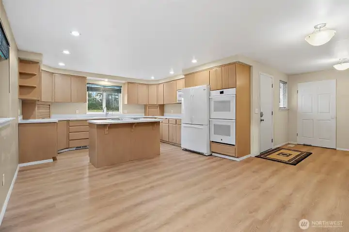 Lots of space in this kitchen.