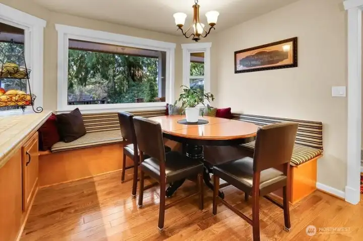 The Lovely built in-kitchen eating space is fabulous for gatherings.