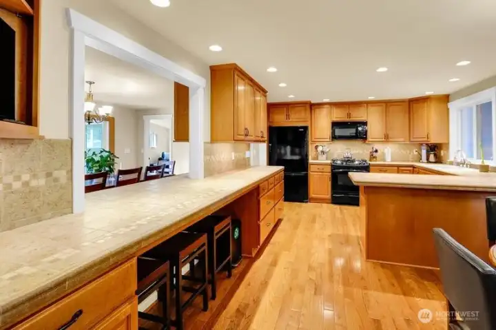 The passthrough from the Kitchen to the dinning room adds a ton of connectivity and functionality when entertaining.