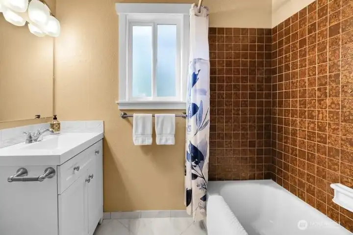 Nicely sized and very functional upstairs full bath.