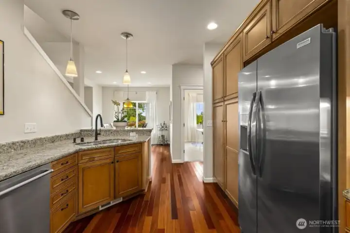 The centrally located kitchen means that midnight snacks are always close by.