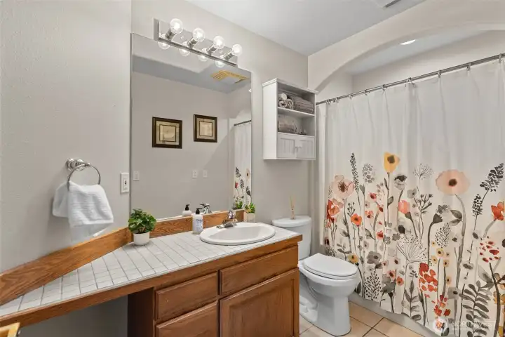 Main bath (upstairs)