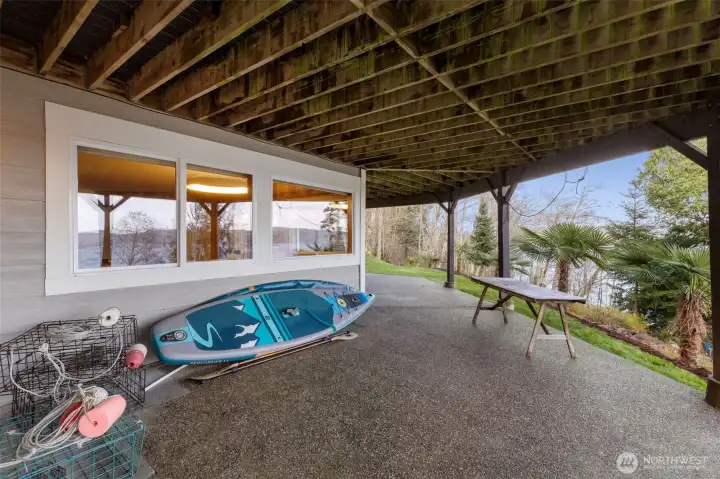 Paddle boarding and crabbing...right out your back door! Also, great patio for outside enjoyment!