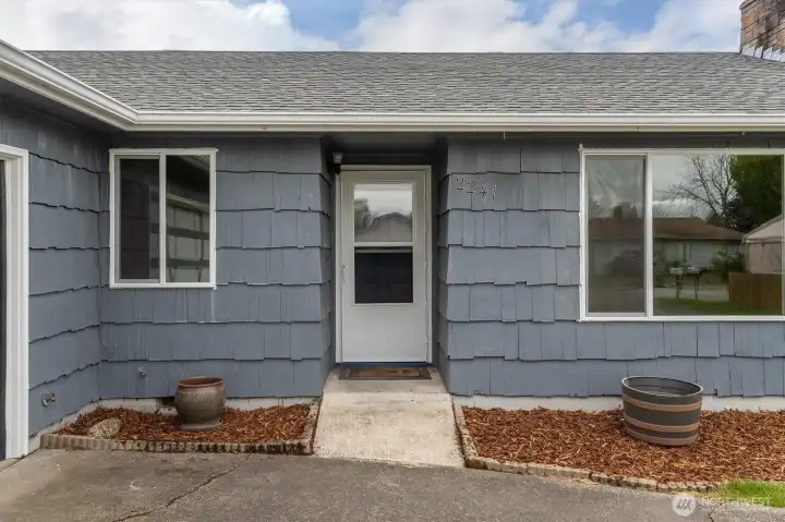 Cute entrance ready for your welcoming flora & fauna