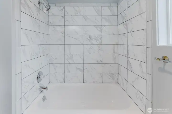 Lovely tiled bathtub in Main Bath