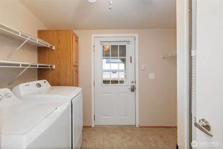 Utility room - washer/dryer stay!