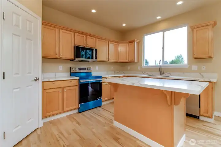 Kitchen w/Island