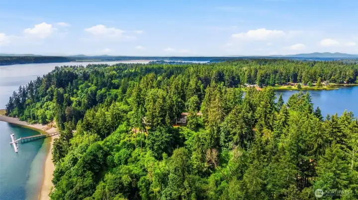 Enjoy the Island life, and don’t miss the opportunity of this amazing home!