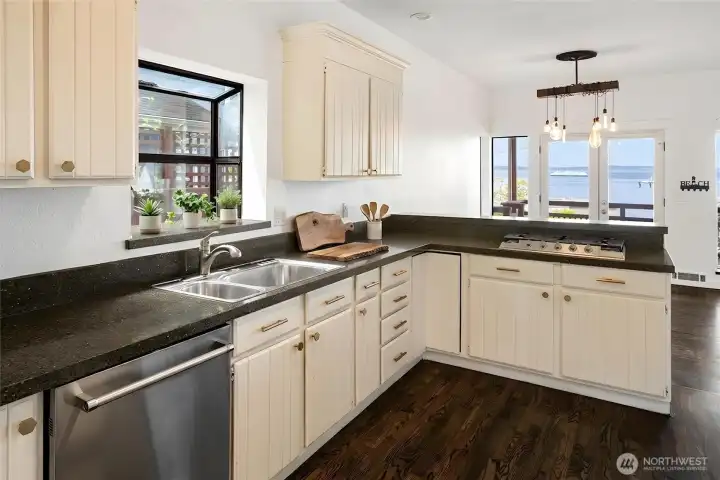 Kitchen (virtually staged) Kitchen (virtually staged)