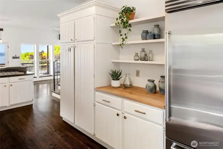 Additional view of kitchen (virtually staged) Additional view of kitchen (virtually staged)