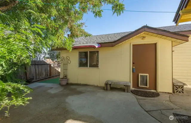 Super Cute Patio Space that is ultra private between house & workshop/detached garage!