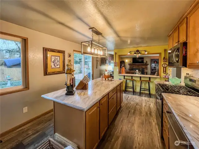 Beautiful kitchen, great counter space with large center island.