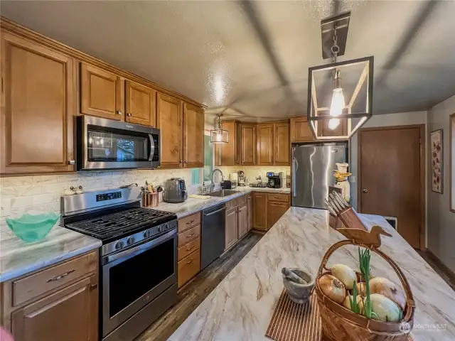 Beautiful kitchen, great counter space with large center island.