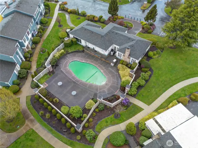 With so many amenities in this development, you are also a quick jaunt to restaurants, shopping, beaches, playgrounds, and rich community features in the Oakbrook/Lakewood areas.