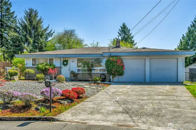Welcome home to this 1860 SF rambler on a quiet cul-de-sac in prime location, minutes to everything you could need including The Landing, Lake Washington, freeway access, the airport, schools, parks, restaurants, shopping, you name it!