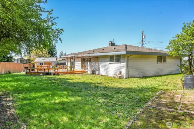 fully fenced, low maintenance yard