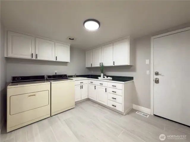 Mud Room w/ 2nd Laundry