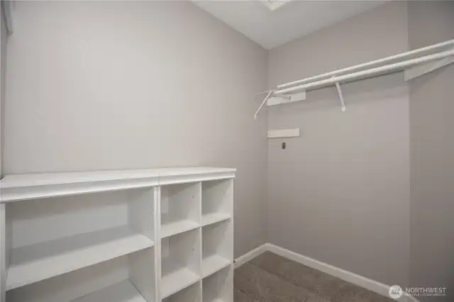 walk-in closet with shelving
