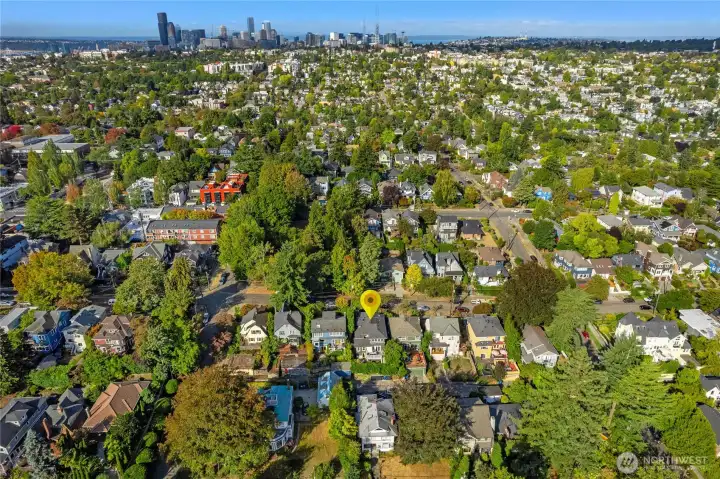 10 minute drive to downtown Seattle