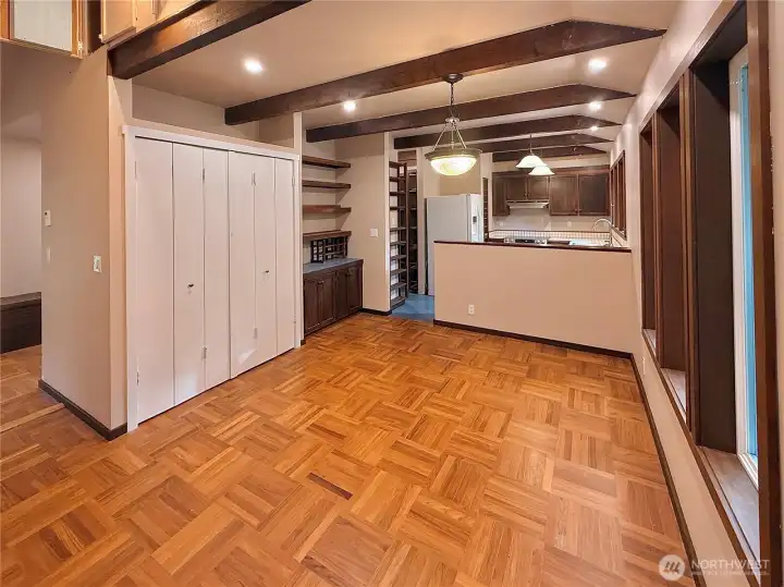 Dining Area connecting to kitchen