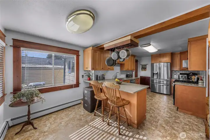 The breakfast nook right off the kitchen bar-what a nice and bright place to start your day