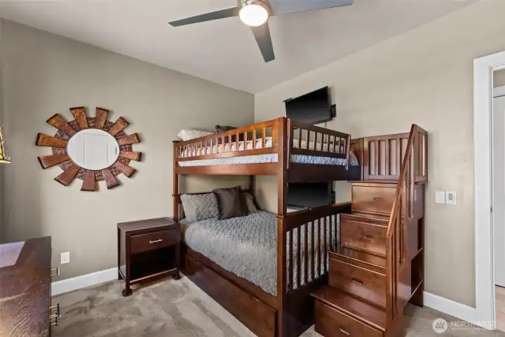 Spacious Guest Bedroom, Office or Bonus Room