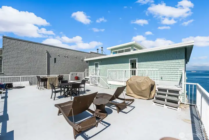 Building amenities include a top floor deck with grill, tables and seating area. A great place to enjoy the street-side scenes.