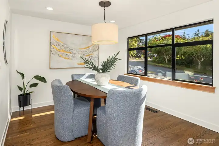 A dining room to accommodate festive gatherings A dining room to accommodate festive gatherings