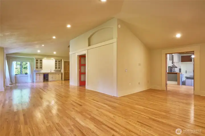Super spacious living room flows nicely to dining anf kitchen areas Super spacious living room flows nicely to dining anf kitchen areas