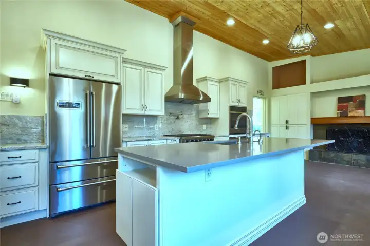 Chef's kitchen for entertaining Chef's kitchen for entertaining
