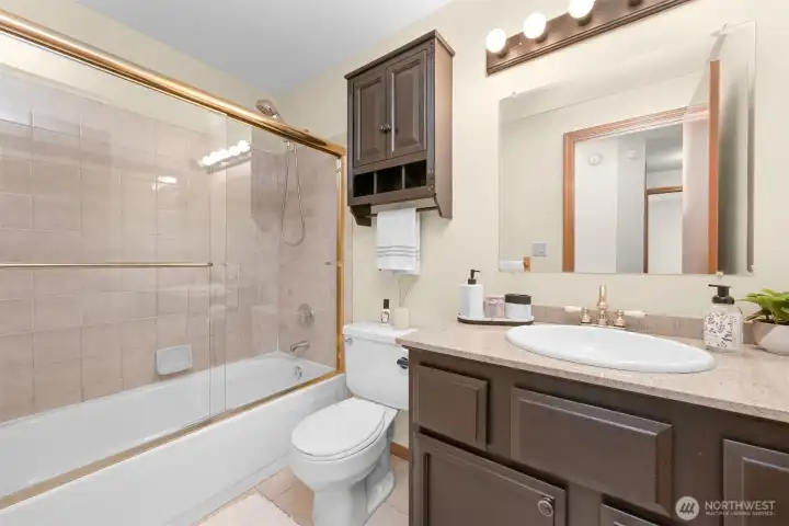 Main Bathroom upstairs Main Bathroom upstairs