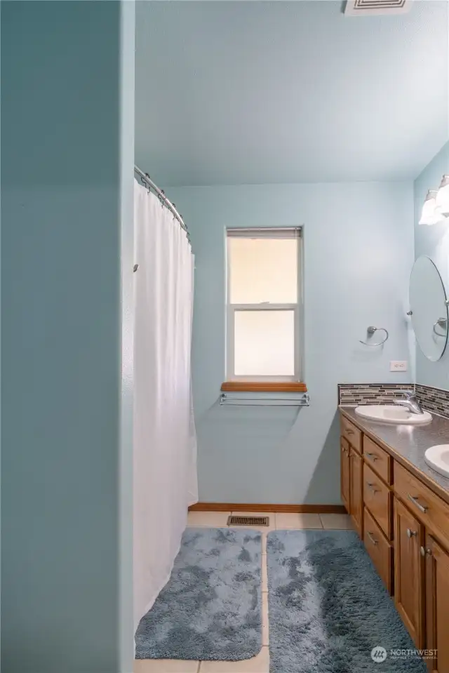 Guest Bath with Tub and Double Sinks!