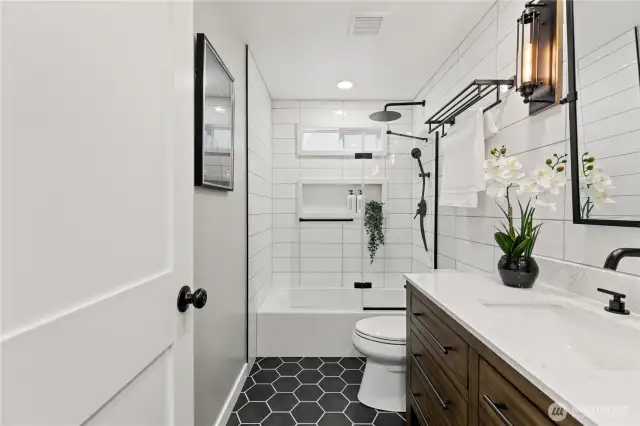 Main house, main bathroom