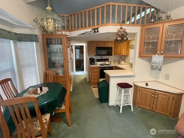 Nicely appointed kitchen and eating knook.