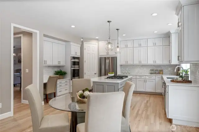 The Hub of the Home! Stunning AND pure Joy for anyone who Loves to Cook