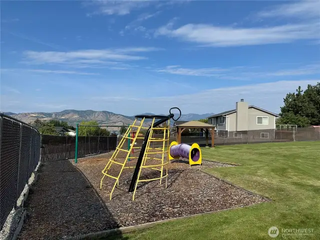 Upper Pool & Park