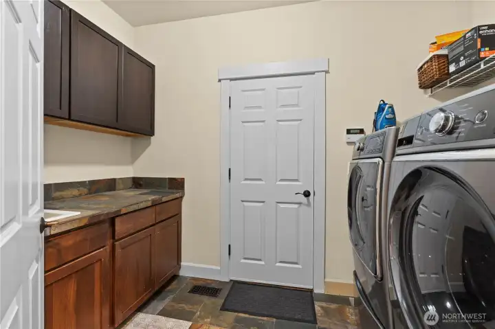 Laundry w/ utility sink
