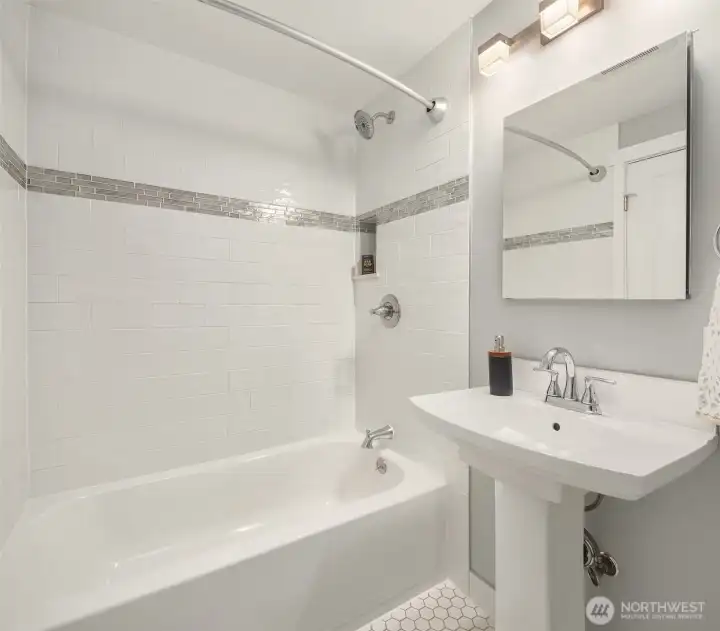 Full hallway bath